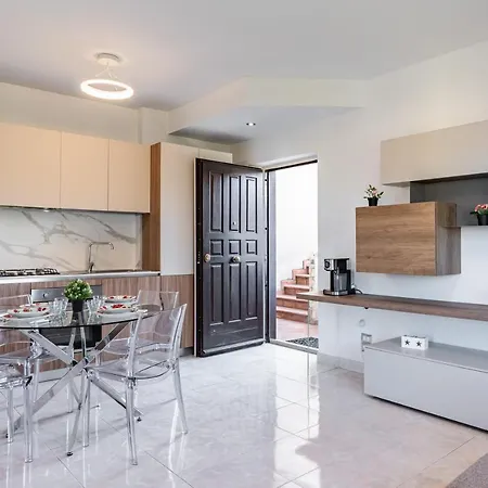 Lovely Flat With Balcony And Private Parking Apartman *