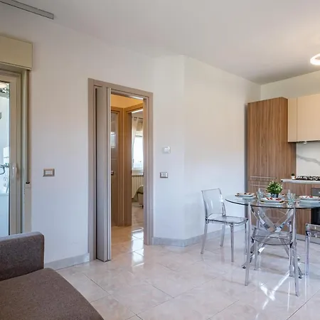 Lovely Flat With Balcony And Private Parking *