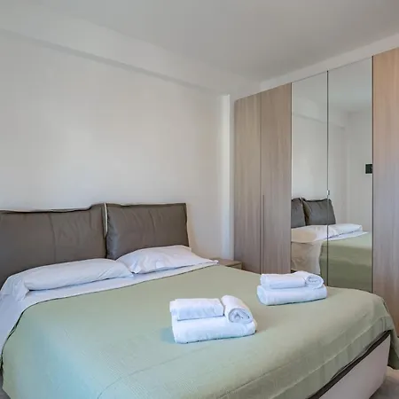 Lovely Flat With Balcony And Private Parking Apartman