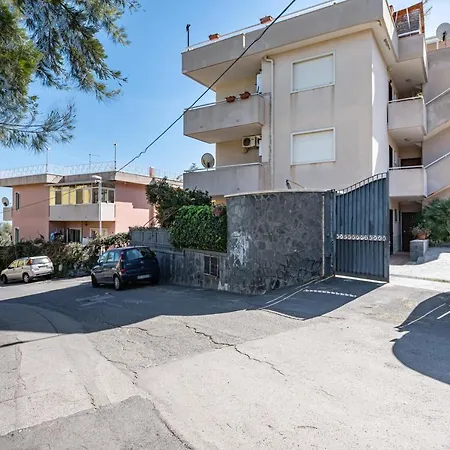 Apartman Lovely Flat With Balcony And Private Parking Aci Castello