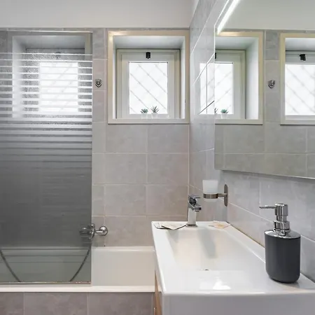 Lovely Flat With Balcony And Private Parking Apartman *