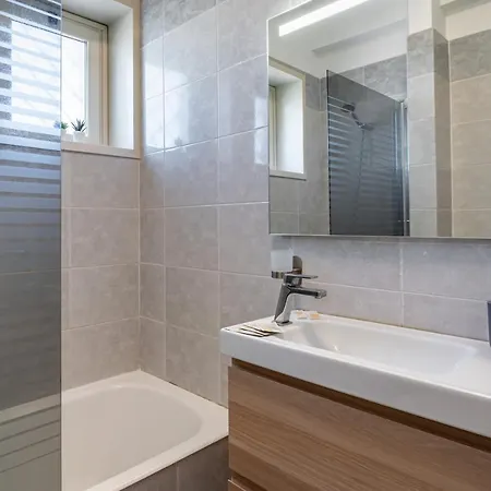 Lovely Flat With Balcony And Private Parking Apartman